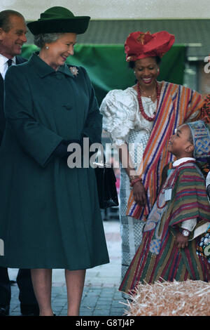 Königin Elizabeth II. Und Prinz Philip, der Herzog von Edinburgh, treffen Mitglieder der afro-karibischen Gemeinschaft während eines Besuchs im Albany Centre in Deptford, das Afrika 95, eine Saison der afrikanischen Künste, feiert Stockfoto