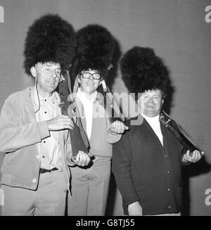 (l-r) Eric Sykes, Ronnie Corbett und Harry Secombe bereiten sich morgen Abend im Londoner Palladium auf die Fall in the Stars Show vor. Sie werden vor der Königin auftreten, um dem wohlwollenden Fonds der Armee zu helfen. Stockfoto