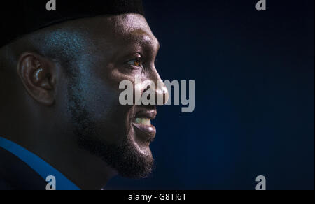 Ahmed Owusu-Konadu, ein Mitglied der muslimischen Ahmadiyya-Gemeinschaft, während eines Fernsehinterviews nach einer Pressekonferenz im Hampden Park in Glasgow, um die jüngsten Terroranschläge auf der ganzen Welt und den Tod des Ladenbesitzers Asad Shah in Glasgow zu verurteilen. Stockfoto