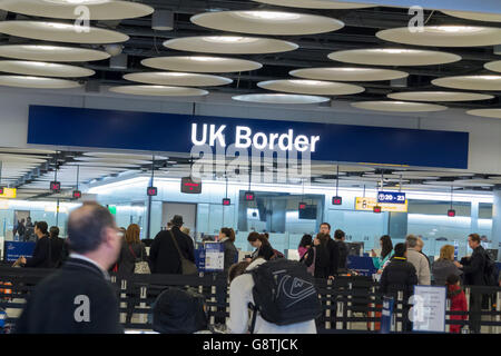 UK Border Passkontrolle am Flughafen Heathrow, London, England Stockfoto