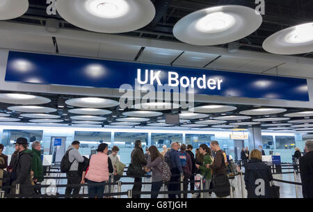 UK Border Passkontrolle am Flughafen Heathrow, London, England Stockfoto