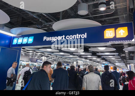 UK Border Passkontrolle am Flughafen Heathrow, London, England Stockfoto