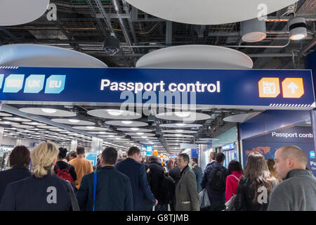 UK Border Passkontrolle am Flughafen Heathrow, London, England Stockfoto