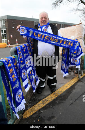 Leicester City 'Premier League Champions 2016' Schals zum Verkauf vor dem Barclays Premier League Spiel im King Power Stadium, Leicester. Stockfoto