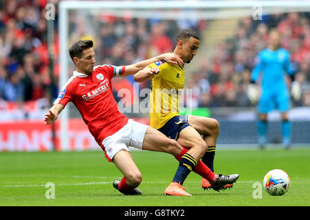 Barnsley's George Williams (links) und Kemar Roofe (rechts) von Oxford United kämpfen während des Johnstone's Paint Trophy Finales im Wembley Stadium, London, um den Ball. Stockfoto