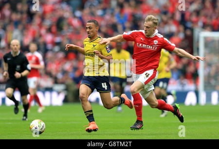 Barnsley's Marc Roberts (rechts) und Kemar Roofe (links) von Oxford United kämpfen während des Johnstone's Paint Trophy Finales im Wembley Stadium, London, um den Ball. Stockfoto