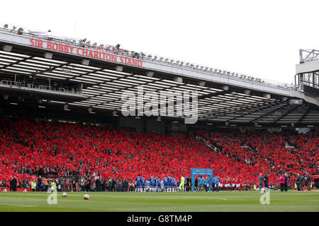 Sir Bobby Charlton (unten rechts) sieht vor dem Spiel in der Barclays Premier League in Old Trafford, Manchester, wie die Südtribüne offiziell in Sir Bobby Charlton umbenannt wird. Stockfoto