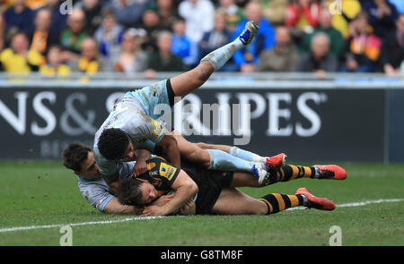 Rob Miller von Wasps (unten) erzielt den zweiten Versuch seiner Mannschaft während des Spiels der Aviva Premiership in der Ricoh Arena, Coventry. Stockfoto