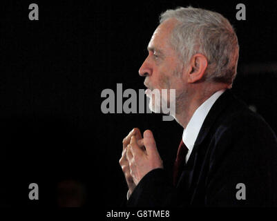 Jeremy Corbyn, Vorsitzender der Labour Party, spricht, während er Labours offiziellen lokalen Wahlkampf bei Mark Hall & Netteswell Community Assoc, Moot House in, Harlow, Essex, startet. Stockfoto