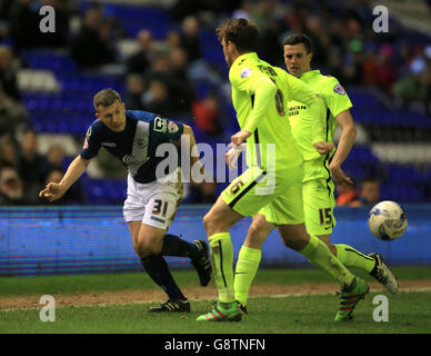 Brighton und Hove Albions Dale Stephens (Mitte) und Jamie Murphy (rechts) kämpfen während des Sky Bet Championship-Spiels in St. Andrews, Birmingham, um den Ball mit Paul Caddis von Birmingham City (links). DRÜCKEN Sie VERBANDSFOTO. Bilddatum: Dienstag, 5. April 2016. Siehe PA Geschichte FUSSBALL Birmingham. Bildnachweis sollte lauten: Nick Potts/PA Wire. Stockfoto