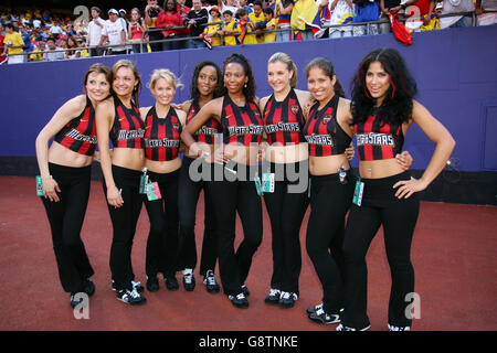 Fußball - MLS - Chicago Fire / MetroStars - Giants Stadium. MetroStars Cheerleaders vor dem Spiel Stockfoto