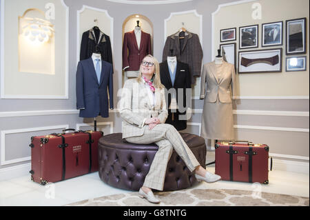 Kathryn Sargent, die als erste Schneidermeisterin ihr eigenes Schneiderhaus in der Savile Row, London eröffnet hat. Stockfoto