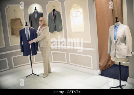 Kathryn Sargent, die als erste Schneidermeisterin ihr eigenes Schneiderhaus in der Savile Row, London eröffnet hat. Stockfoto