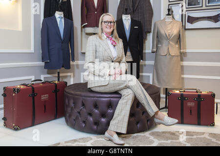 Kathryn Sargent, die als erste Schneidermeisterin ihr eigenes Schneiderhaus in der Savile Row, London eröffnet hat. Stockfoto