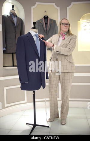 Kathryn Sargent, die als erste Schneidermeisterin ihr eigenes Schneiderhaus in der Savile Row, London eröffnet hat. Stockfoto