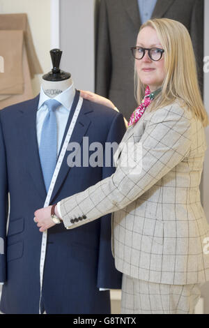 Schneidermeisterin auf der Savile Row. Kathryn Sargent, die erste Schneidermeisterin, die ihr eigenes Schneiderhaus in der Savile Row, London, eröffnet hat. Stockfoto