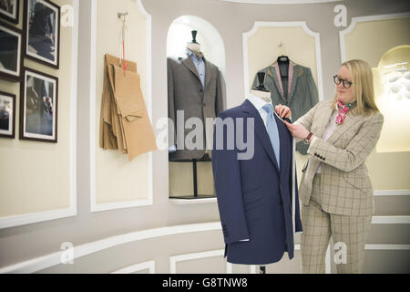 Kathryn Sargent, die als erste Schneidermeisterin ihr eigenes Schneiderhaus in der Savile Row, London eröffnet hat. Stockfoto