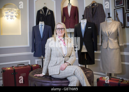 Kathryn Sargent, die als erste Schneidermeisterin ihr eigenes Schneiderhaus in der Savile Row, London eröffnet hat. Stockfoto