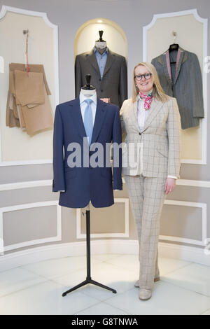 Kathryn Sargent, die als erste Schneidermeisterin ihr eigenes Schneiderhaus in der Savile Row, London eröffnet hat. Stockfoto