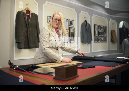 Kathryn Sargent, die als erste Schneidermeisterin ihr eigenes Schneiderhaus in der Savile Row, London eröffnet hat. Stockfoto