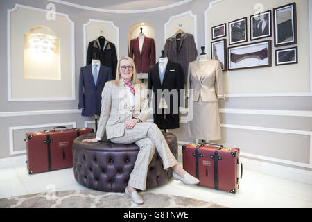 Kathryn Sargent, die als erste Schneidermeisterin ihr eigenes Schneiderhaus in der Savile Row, London eröffnet hat. Stockfoto