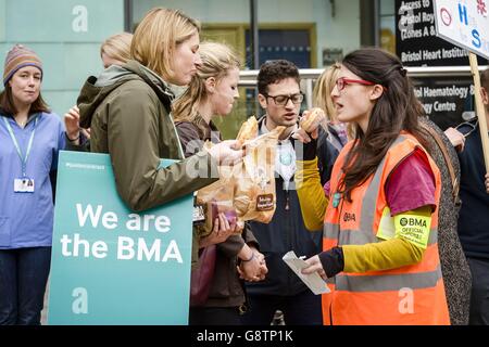 Eine Streikposten vor Bristol Royal Infirmary, wie Assistenzärzte nehmen, um Streikposten wieder in ihrem laufenden Streit mit der Regierung. Stockfoto