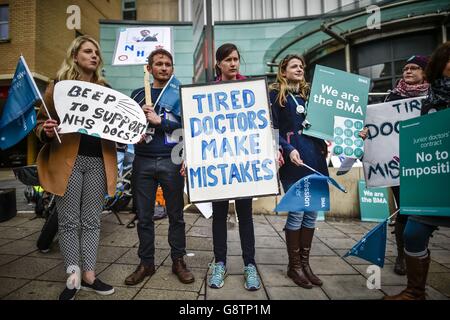 Eine Streikposten vor Bristol Royal Infirmary, wie Assistenzärzte nehmen, um Streikposten wieder in ihrem laufenden Streit mit der Regierung. Stockfoto