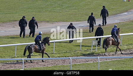 Die Polizei von Merseyside führt Sicherheitskontrollen durch, während Pferde vor dem Crabbies Grand National auf der Aintree Racecourse galoppieren. DRÜCKEN SIE VERBANDSFOTO. Bilddatum: Mittwoch, 6. April 2016. Siehe PA Story RACING Aintree. Bildnachweis sollte lauten: Peter Byrne/PA Wire Stockfoto