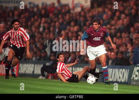 Fußball - UEFA Cup zweite Runde zweite Etappe - Aston Villa / Athletic Bilbao. Savo Milosevic (rechts) von der Aston Villa führt an Josu Urrutia von Athletic Bilbao (Mitte) vorbei Stockfoto