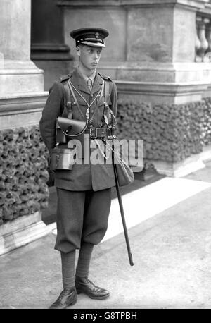 Der Prinz von Wales in der Uniform der Grenadier Guards im Buckingham Palace, aufgenommen am Morgen des Tages, an dem er in Frankreich aktiv Dienst nahm. Genaues Datum unbekannt. Stockfoto