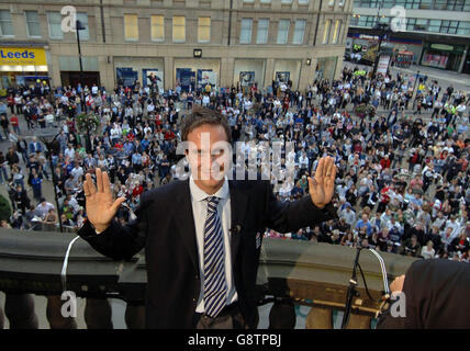 England Cricket-Kapitän Michael Vaughan posiert vor Fans, als er Freedom of the City in Sheffield Town Hall, Sheffield, Mittwoch, 21. September 2005 erhält. DRÜCKEN Sie VERBANDSFOTO. Bildnachweis sollte lauten: John Giles/PA. Stockfoto