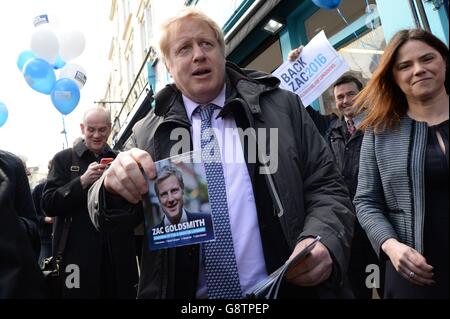 Der Bürgermeister von London, Boris Johnson, kämpft mit dem konservativen Bürgermeisterkandidaten Zac Goldsmith (nicht abgebildet) in der Portobello Road Gegend von Notting Hill in London für die bevorstehenden City Hall Wahlen am 5. Mai. Stockfoto