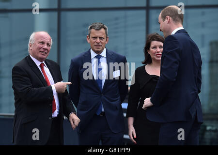 Der Herzog von Cambridge (rechts) wird vom Vorsitzenden des Verbandes Greg Dyke (links), dem Vorstandsvorsitzenden des Verbandes Martin Glenn (2. Links) und Julie Harrington, Betriebsleiterin des Wembley-Stadions (2. Rechts), getroffen. Als er zu einem Festessen kommt, um den 10. Jahrestag des Prinzen als Präsident des englischen Fußballverbands zu feiern. Stockfoto