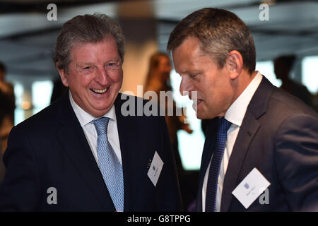 England Football Manager Roy Hodgson (links) und Chief Executive Officer des Vereins Martin Glenn (rechts) bei einem Empfang vor einem Festessen im Wembley Stadium im Norden Londons anlässlich des 10. Jahrestages des Duke of Cambridge als Präsident des englischen Fußballverbandes. Stockfoto