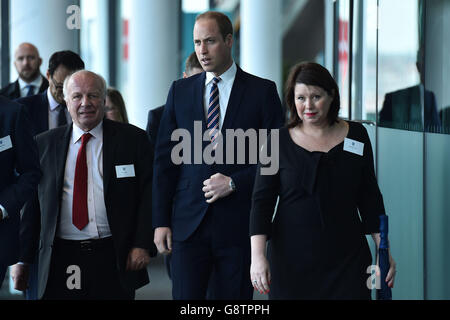 Der Herzog von Cambridge (Mitte) wird vom Vorsitzenden des Verbandes Greg Dyke (links) und Julie Harrington (rechts), Leiterin des Wembley-Stadions, bei seiner Ankunft zu einem Festessen anlässlich des 10. Jahrestages des Prinzen als Präsident des englischen Fußballverbands empfangen. Stockfoto