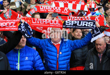 Liverpool gegen Tottenham Hotspur - Barclays Premier League - Anfield. Liverpool-Fans halten Tücher auf den Tribünen. Stockfoto