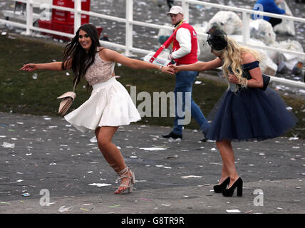 Racegoers nach dem Rennen hat am Ladies Day des Crabbie's Grand National Festival auf Aintree Racecourse, Liverpool beendet. DRÜCKEN Sie VERBANDSFOTO. Bilddatum: Freitag, 8. April 2016. Siehe PA Story RACING Aintree. Bildnachweis sollte lauten: David Davies/PA Wire Stockfoto