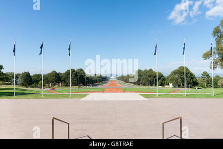 Australische leuchtend Orange streckt die Anzac Parade in Richtung Molonglo River vom Vorplatz des Australian War Memorial in Canberra. Stockfoto