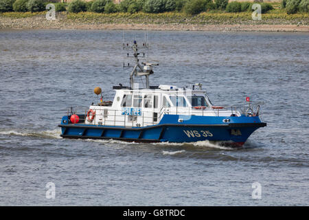 Hamburg, Deutschland - 26. Juni 2016, Boot WS35 des deutschen Wasserchutzpolizei = Wasser Polizei Hamburg an der Elbe Stockfoto