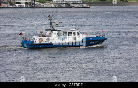 Hamburg, Deutschland - 26. Juni 2016, Boot WS35 des deutschen Wasserchutzpolizei = Wasser Polizei Hamburg an der Elbe Stockfoto