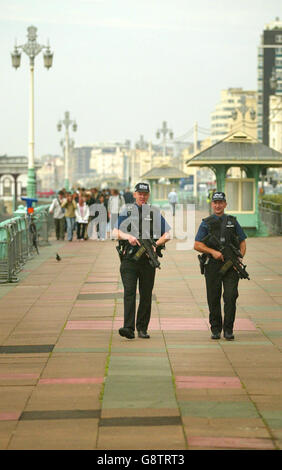 Beamte der Tactical Firearms Unit der Sussex Police an der Strandpromenade von Brighton Freitag, 23. September 2005 während die Stadt sich auf die jährliche Konferenz der Labour Party vorbereitet, die am Sonntag beginnt. DRÜCKEN Sie VERBANDSFOTO. Bildnachweis sollte lauten: Chris Ison. Stockfoto