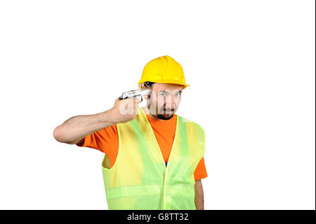 Fehler Traurigkeit schuldig Manuel Arbeiter bedauernd Waffe in Hand isoliert auf weiss Portrait. Stockfoto