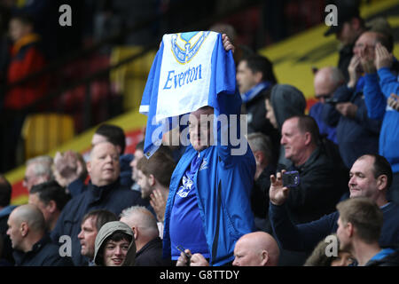 Watford / Everton - Barclays Premier League - Vicarage Road. Everton-Fans auf der Tribüne während des Spiels der Barclays Premier League in Vicarage Road, Watford. Stockfoto