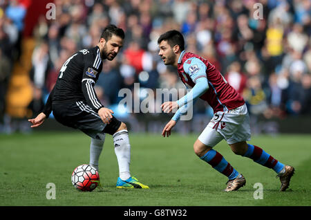 Chelseas Cesc Fabregas und Carles Gil von Aston Villa kämpfen während des Spiels der Barclays Premier League in Villa Park, Birmingham, um den Ball. Stockfoto