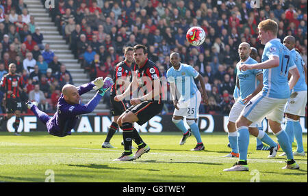 Manchester-City-Torwart Willy Caballero rettet sich beim Spiel der Barclays Premier League im Vitality Stadium in Bournemouth. Stockfoto