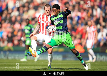 Glenn Whelan von Stoke City und Leroy Fer von Swansea City (rechts) kämpfen während des Spiels der Barclays Premier League im Britannia Stadium, Stoke-on-Trent, um den Ball. Stockfoto