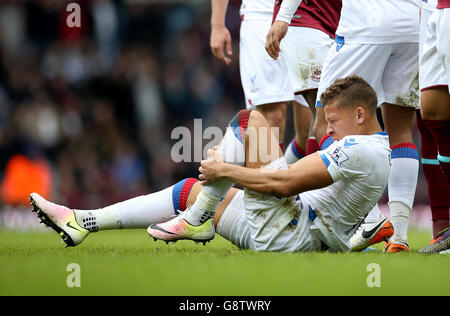 Dwight Gayle von Crystal Palace hält nach einer Herausforderung während des Barclays Premier League-Spiels im Upton Park, London, sein Bein. DRÜCKEN Sie VERBANDSFOTO. Bilddatum: Samstag, 2. April 2016. Siehe PA Geschichte FUSSBALL West Ham. Bildnachweis sollte lauten: Steve Paston/PA Wire. Stockfoto