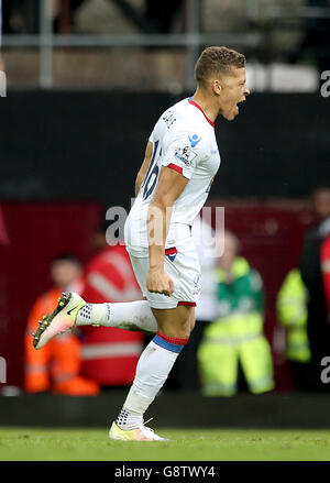 Dwight Gayle von Crystal Palace feiert das zweite Tor seines Spielers während des Spiels der Barclays Premier League im Upton Park, London. Stockfoto