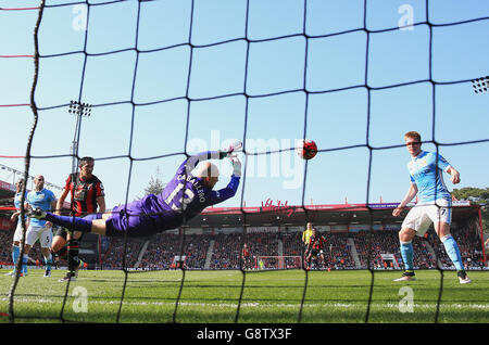 AFC Bournemouth gegen Manchester City - Barclays Premier League - Vitality Stadium. Manchester-City-Torwart Willy Caballero rettet sich beim Spiel der Barclays Premier League im Vitality Stadium in Bournemouth. Stockfoto