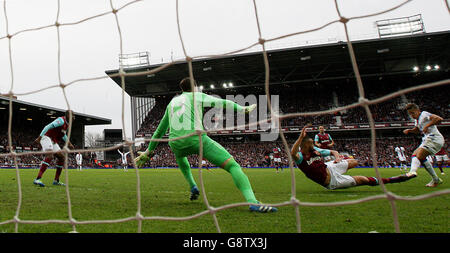 Dwight Gayle (ganz rechts) von Crystal Palace erzielt beim Barclays Premier League-Spiel in Upton Park, London, das zweite Tor seines Spielers. Stockfoto